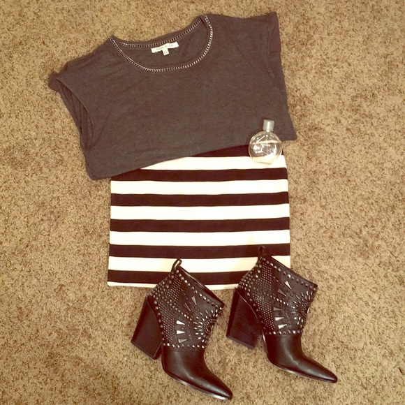 LIKE NEW FOREVER 21 Black & White Striped Mini Skirt - Picture 3 of 7